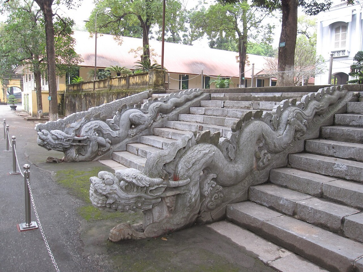 Bậc rồng điện Kính Thiên