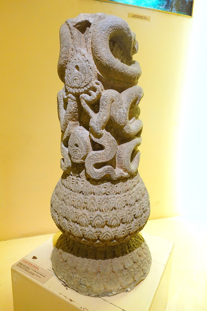 Cột đá chạm rồng thời Lý
